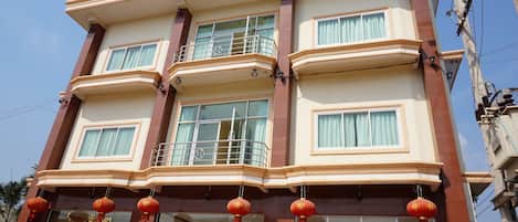 Vista frontal de la propiedad