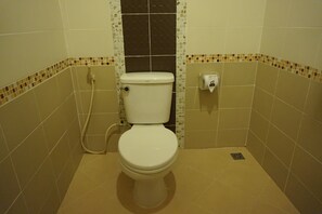 Doppelzimmer | Badezimmer | Dusche, kostenlose Toilettenartikel, Handtücher