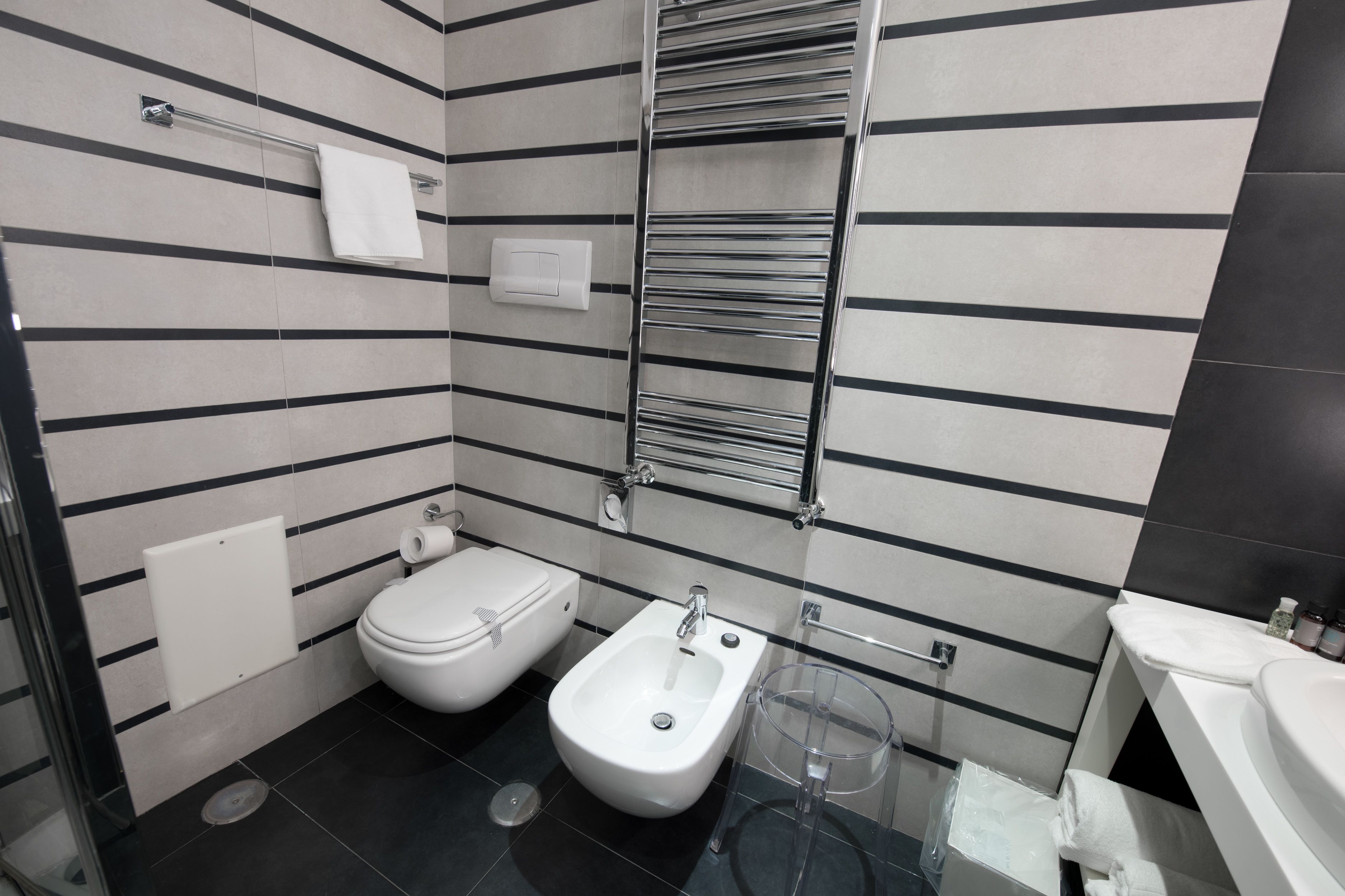 suite executive 206 | bathroom | shower, rainfall showerhead, eco-friendly toiletries, slippers