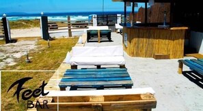 Plage, sable blanc, planche à voile, yoga sur la plage