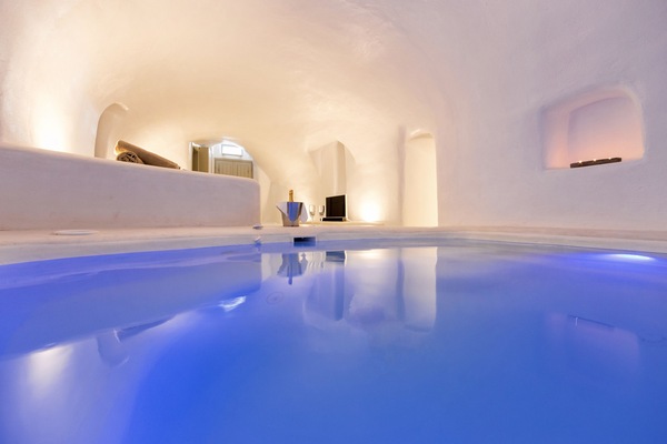 Indoor spa tub