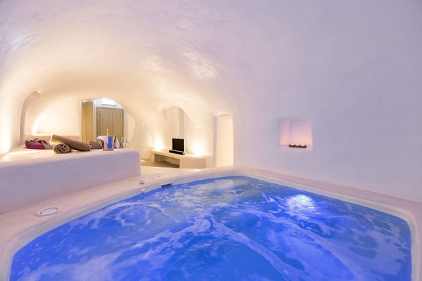 Indoor spa tub