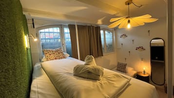 Private Twin En-suite Room | Premium bedding, soundproofing, iron/ironing board, free WiFi