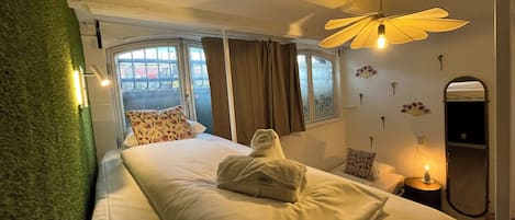 Private Twin En-suite Room | Premium bedding, soundproofing, iron/ironing board, free WiFi