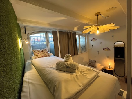 Private Twin En-suite Room | Premium bedding, soundproofing, iron/ironing board, free WiFi