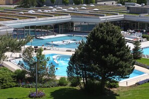 2 indoor pools, 4 outdoor pools, sun loungers