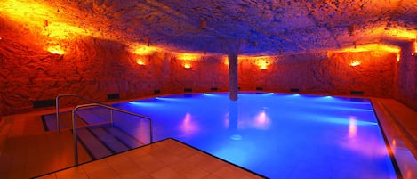 Un sauna, una bañera de hidromasaje, baño turco