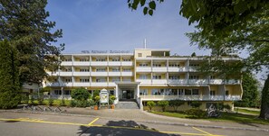 A multi-story hotel with a yellow facade, balconies, and a sign reading "HOTEL RESTAURANT ZURZACHERHOF". - VitalBoutique Hotel Zurzacherhof (Bad Zurzach)