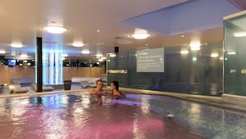 4 outdoor pools, pool loungers