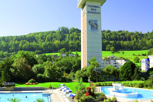 4 piscines extérieures, chaises longues