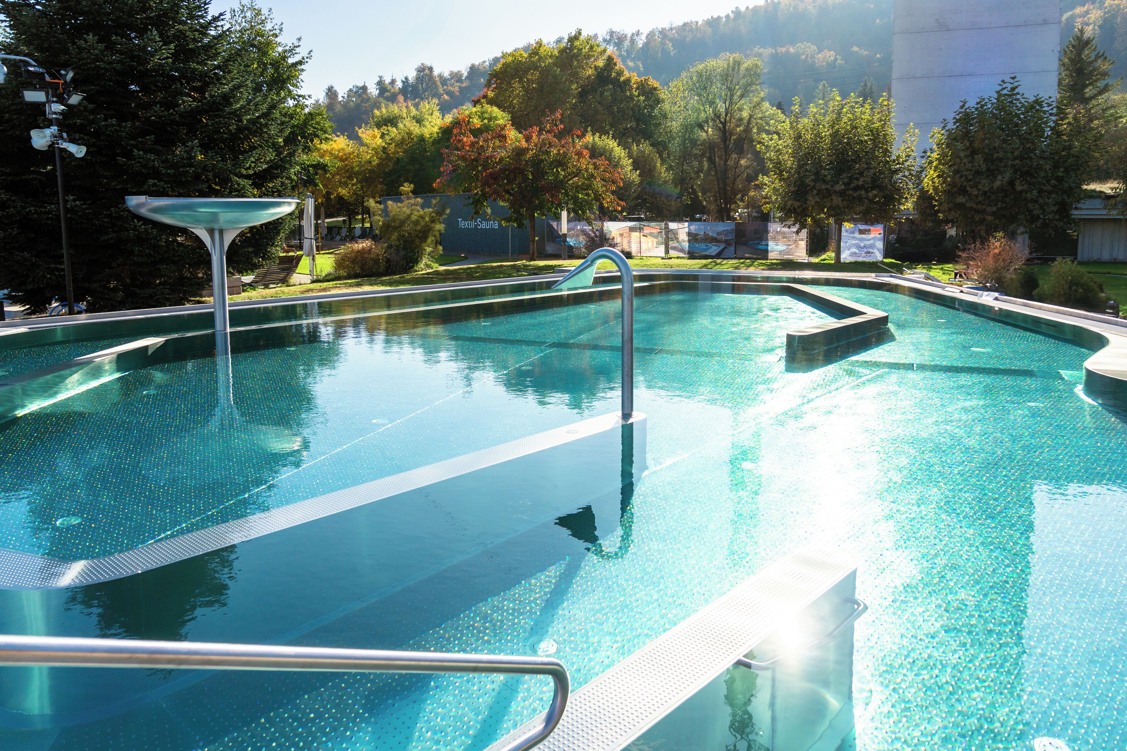 2 indoor pools, 4 outdoor pools, pool loungers