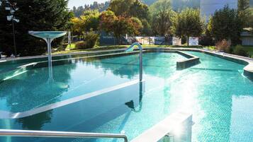 2 indoor pools, 4 outdoor pools, sun loungers