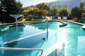 A clear swimming pool with a metal ladder and a metal structure in the center. - VitalBoutique Hotel Zurzacherhof (Bad Zurzach)