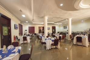 2 restaurants, breakfast, lunch, dinner served; local cuisine - Kingstel Hotel (Sekondi-Takoradi)