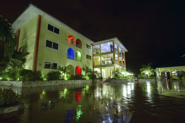 Outdoor pool - Kingstel Hotel (Sekondi-Takoradi)