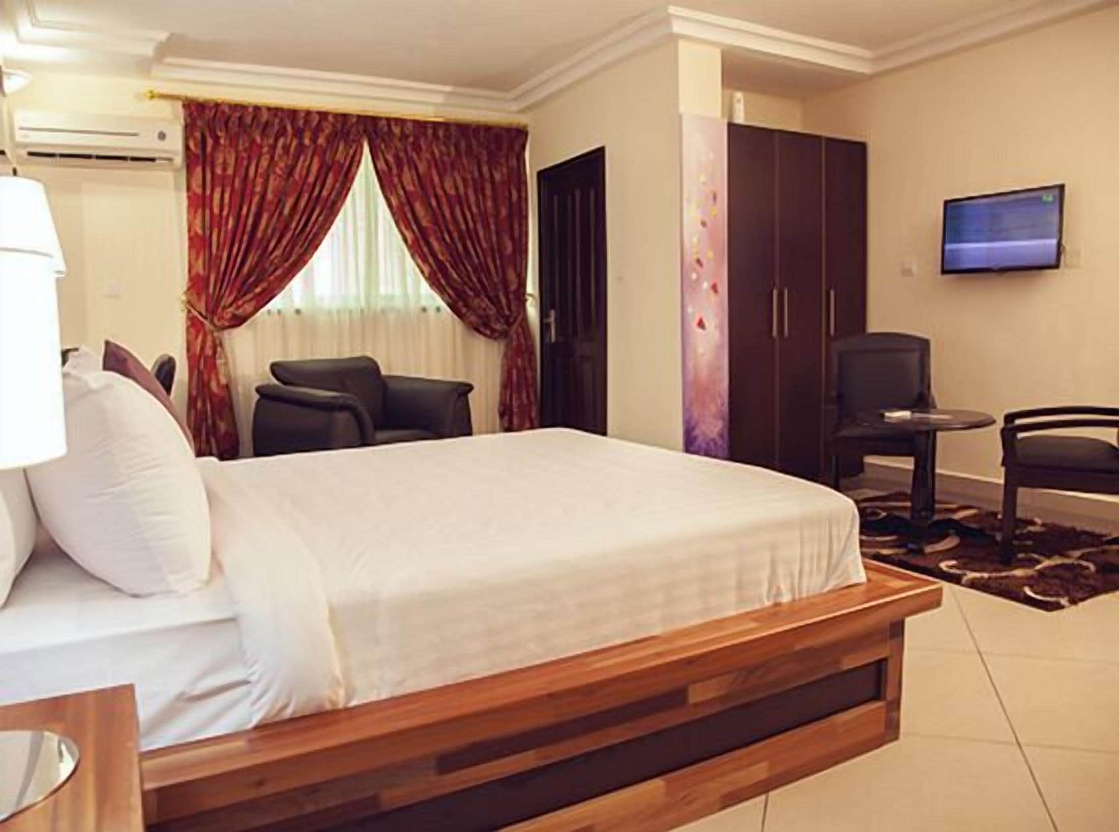 Bộ đồ giường cao cấp, minibar, két bảo mật tại phòng, bàn 