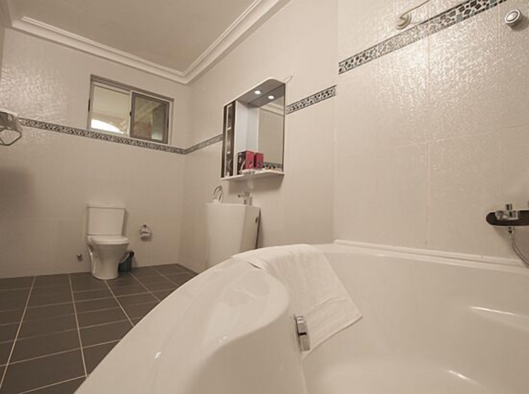 Une salle de bain avec une baignoire, des toilettes et un lavabo.