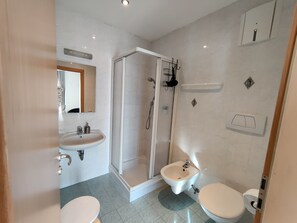 Departamento, 2 habitaciones (N.6) | Baño | Regadera, secadora de cabello, toallas 