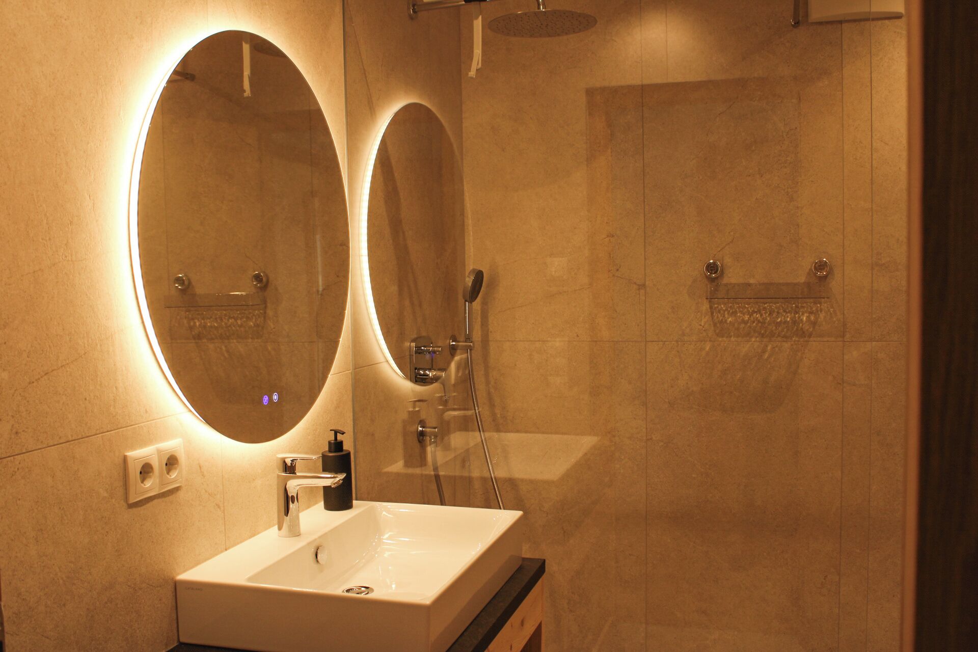 Appartamento Luxury, 3 camere da letto, doccia a filo pavimento, al piano terra (2 Bathrooms) | Bagno | Doccia, asciugacapelli, asciugamani
