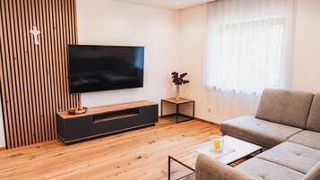 Luxury-Apartment, 3 Schlafzimmer, rollstuhlgeeignete Dusche, Erdgeschoss (2 Bathrooms) | Wohnbereich | Flachbildfernseher, Kinderspielzeug