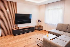 Apartamento superluxo, 3 quartos, chuveiro com barras de apoio, no piso térreo (2 Bathrooms) | Área de estar | TV de tela plana, brinquedos