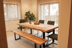 Appartement Luxe, 3 chambres, douche accessible en fauteuil roulant, rez-de-chaussée (2 Bathrooms) | Cuisine privée | Grand réfrigérateur, micro-ondes, four, plaque de cuisson