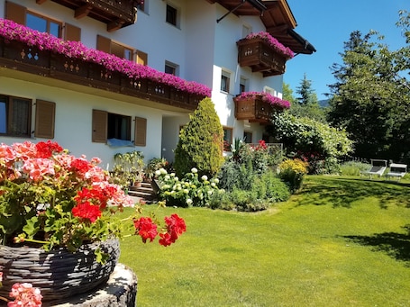 Exterior. Residence Klementhof