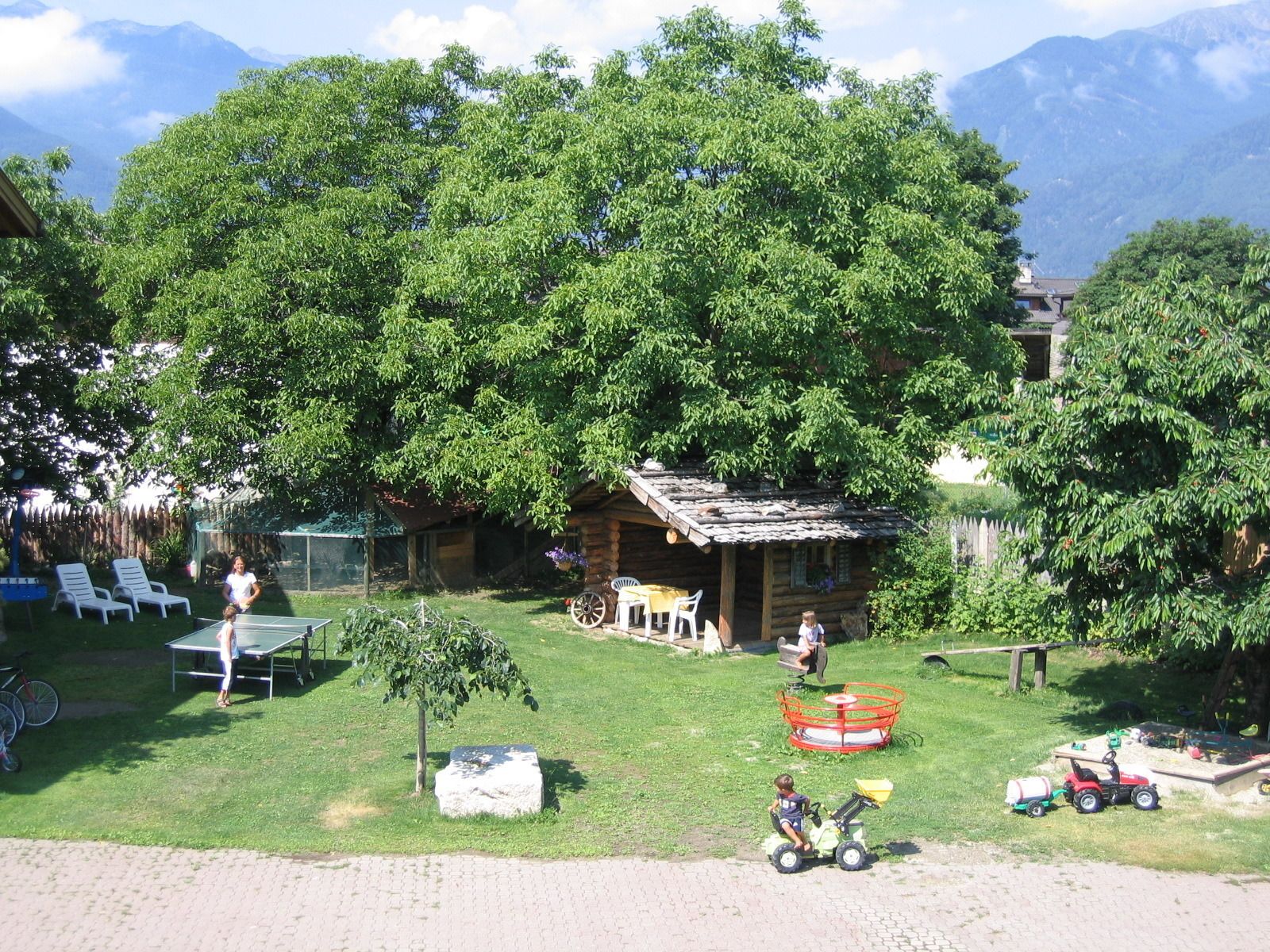 Lasten leikkialue ulkona