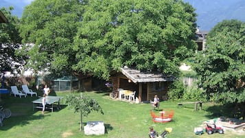 Lasten leikkialue ulkona