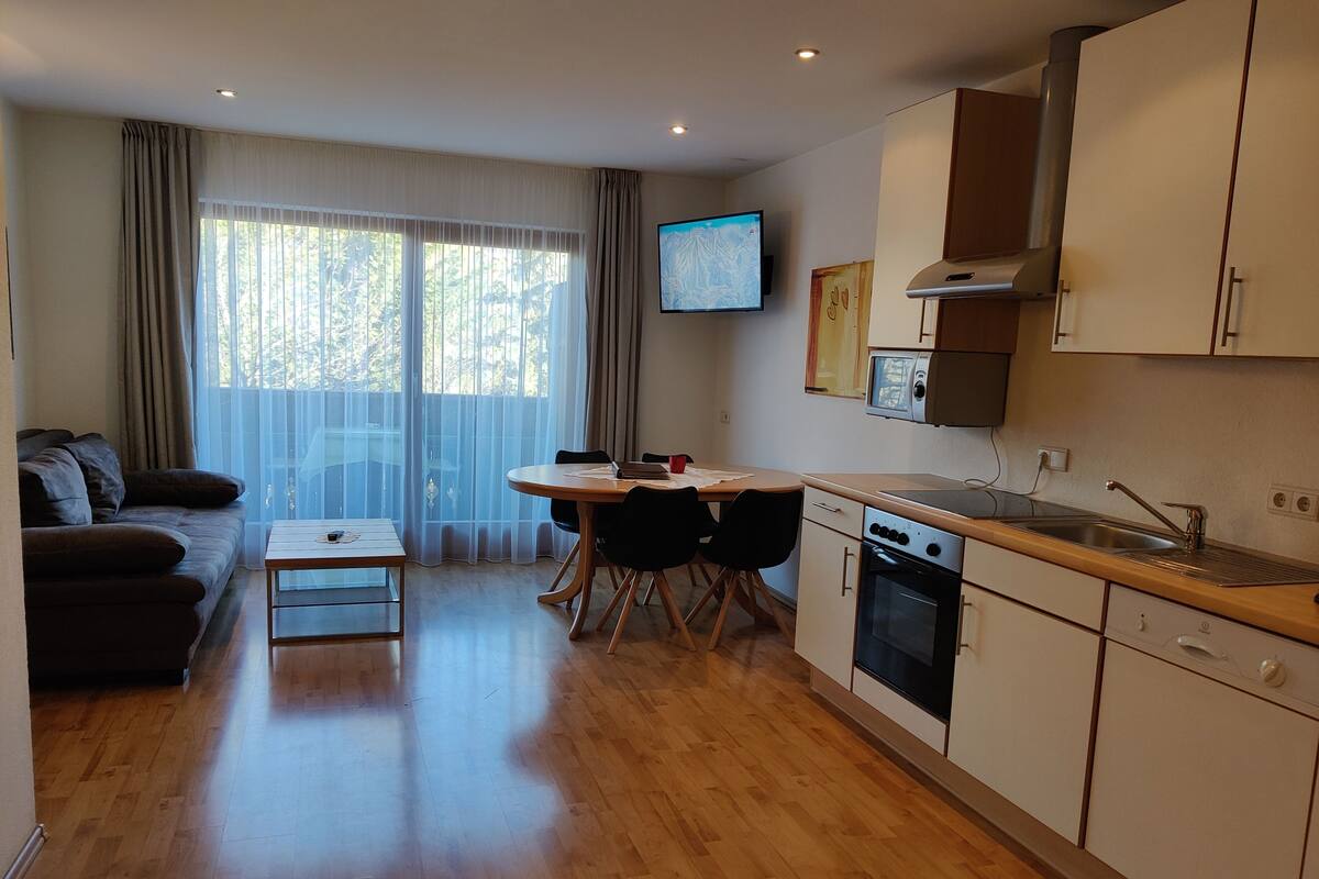 Un apartamento moderno con sala de estar, comedor y cocina.