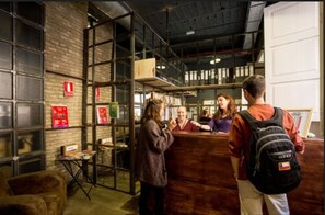 Reception - Black Swan Hostel Sevilla (Seville)