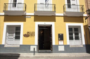 Front of property - Black Swan Hostel Sevilla (Seville)