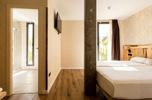 Blackout curtains, soundproofing, iron/ironing board, free WiFi - Black Swan Hostel Sevilla (Seville)