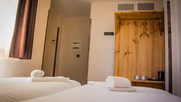 Double Room, Private Bathroom | Blackout curtains, soundproofing, iron/ironing board, free WiFi