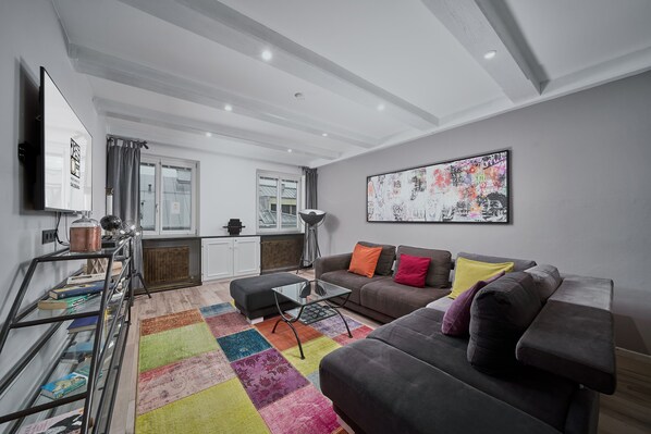 Appartement exclusif, 3 chambres, vue sur la colline (excl. cleaning fee âŹ80) | Aire de sĂ©jour | TĂ©lĂ©viseur Ă Ă©cran plat