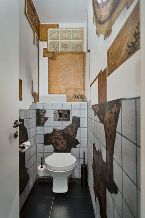 Appartement exclusif, 3 chambres, vue sur la colline (excl. cleaning fee âŹ80) | Salle de bain | SĂ©choir Ă cheveux, bidet, serviettes fournies