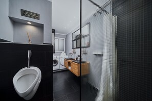 Exklusiv lägenhet - 3 sovrum - utsikt mot bergen (excl. cleaning fee €80) | Badrum | Hårtork, bidé och handdukar