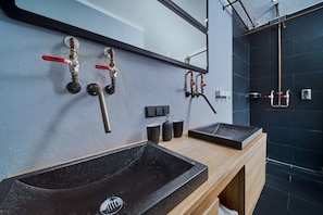 Exclusive Apartment, 3 Schlafzimmer, Balkon, Stadtblick (zzgl. €80 Reinigungsgebühr) | Badezimmer | Haartrockner, Bidet, Handtücher