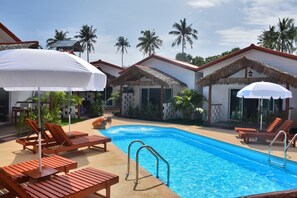 Outdoor pool, pool umbrellas, sun loungers - Vivi Bungalows Resort (Rawai)