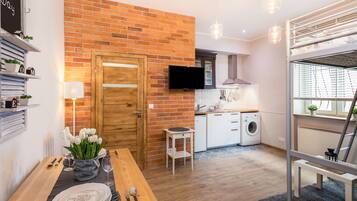 Comfort Studio Suite, Kitchenette | Hypo-allergenic bedding, individually decorated, individually furnished