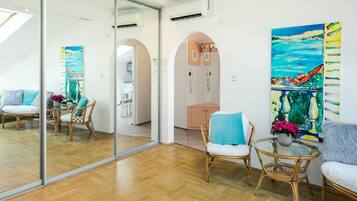 Departamento superior, con acceso para personas discapacitadas, vista a la ciudad | Ropa de cama hipoalergénica y decoración personalizada