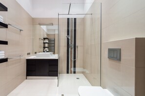 Luxury Apartment, 2 Bedrooms, City View, Executive Level | Bathroom | Shower, free toiletries, hair dryer, towels - All In Apartments (Kraków)