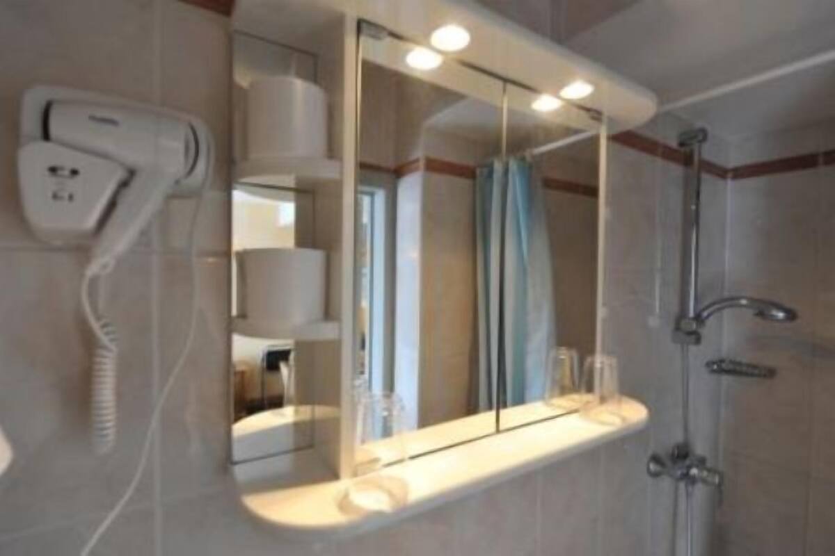 free toiletries, hair dryer