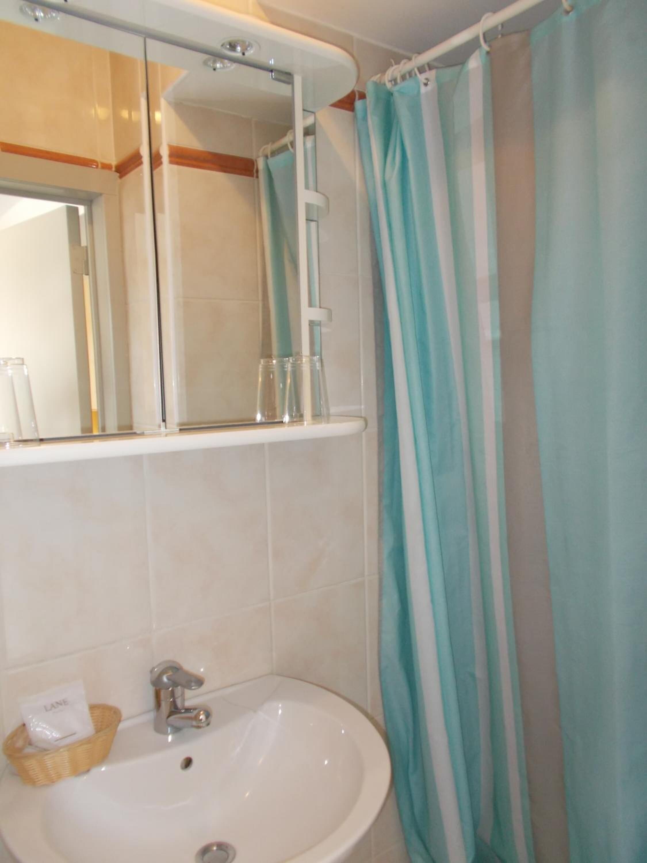 free toiletries, hair dryer