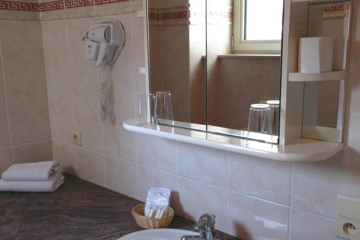 free toiletries, hair dryer