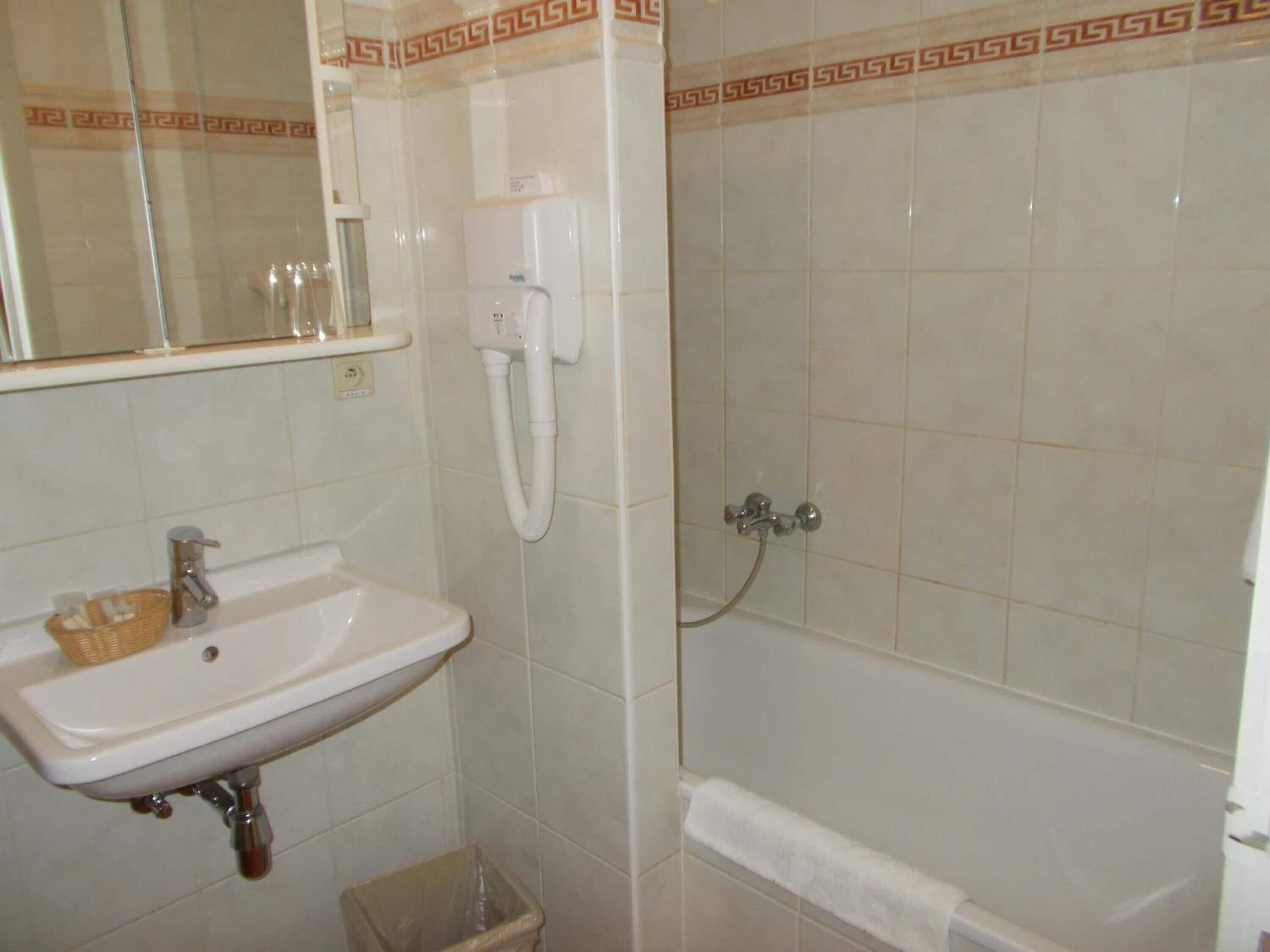 free toiletries, hair dryer