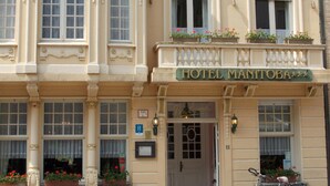 A building with a sign reading "HOTEL MANTIBA". - Hotel Manitoba (Blankenberge)