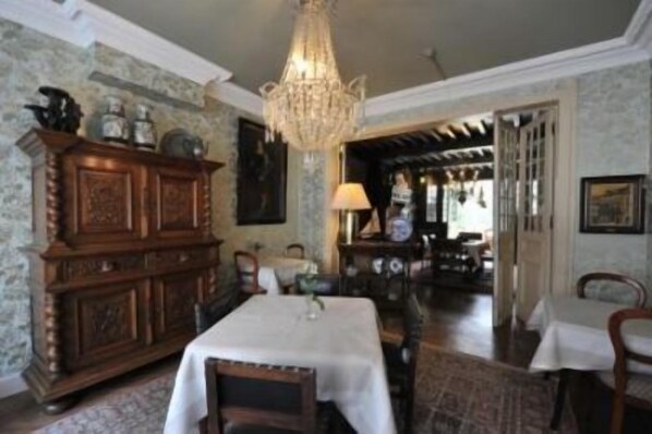 Free buffet breakfast