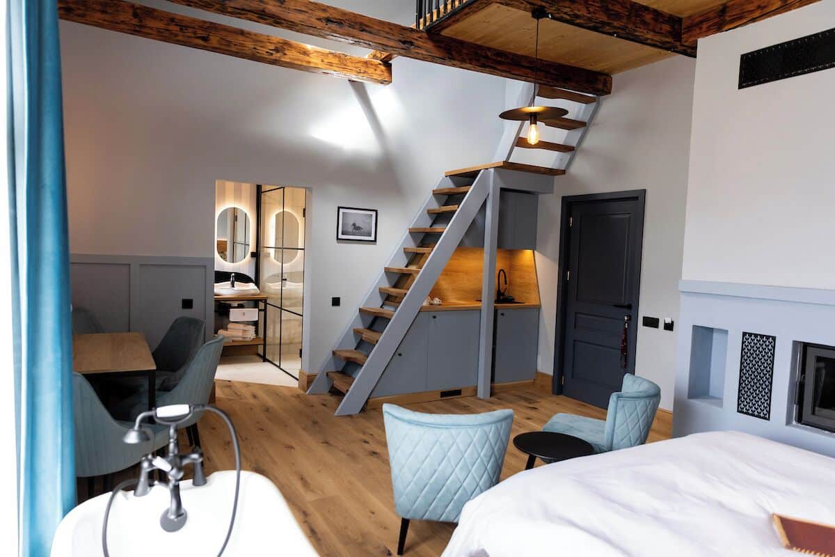 New Yard Gallery Loft | Sengetøy av topp kvalitet, blendingsgardiner og strykejern/-brett