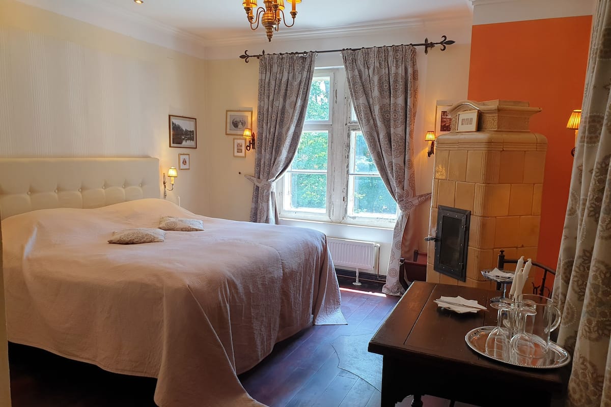 1 bedroom, premium bedding, individually decorated
